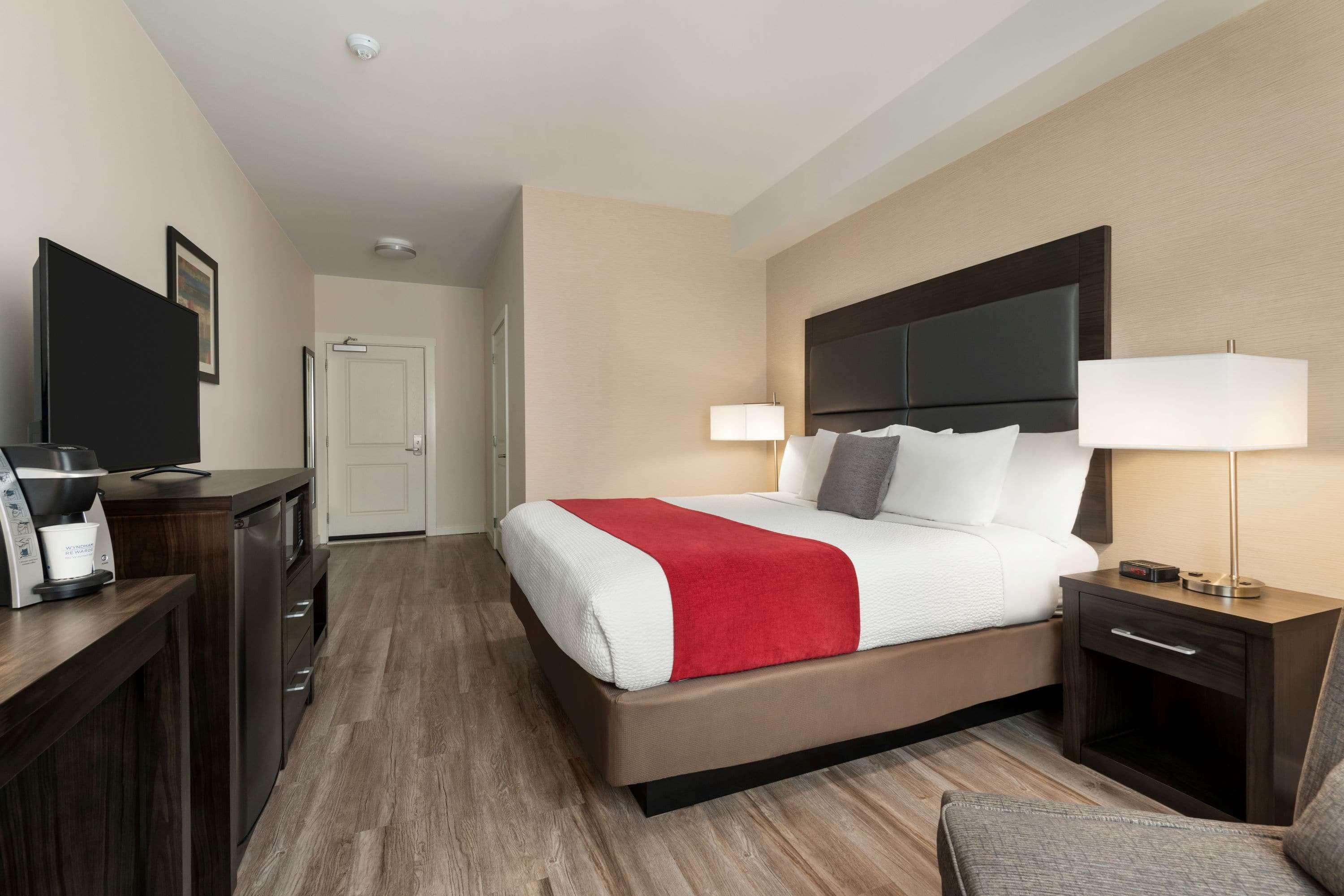 Days Inn By Wyndham 100 Mile House Экстерьер фото