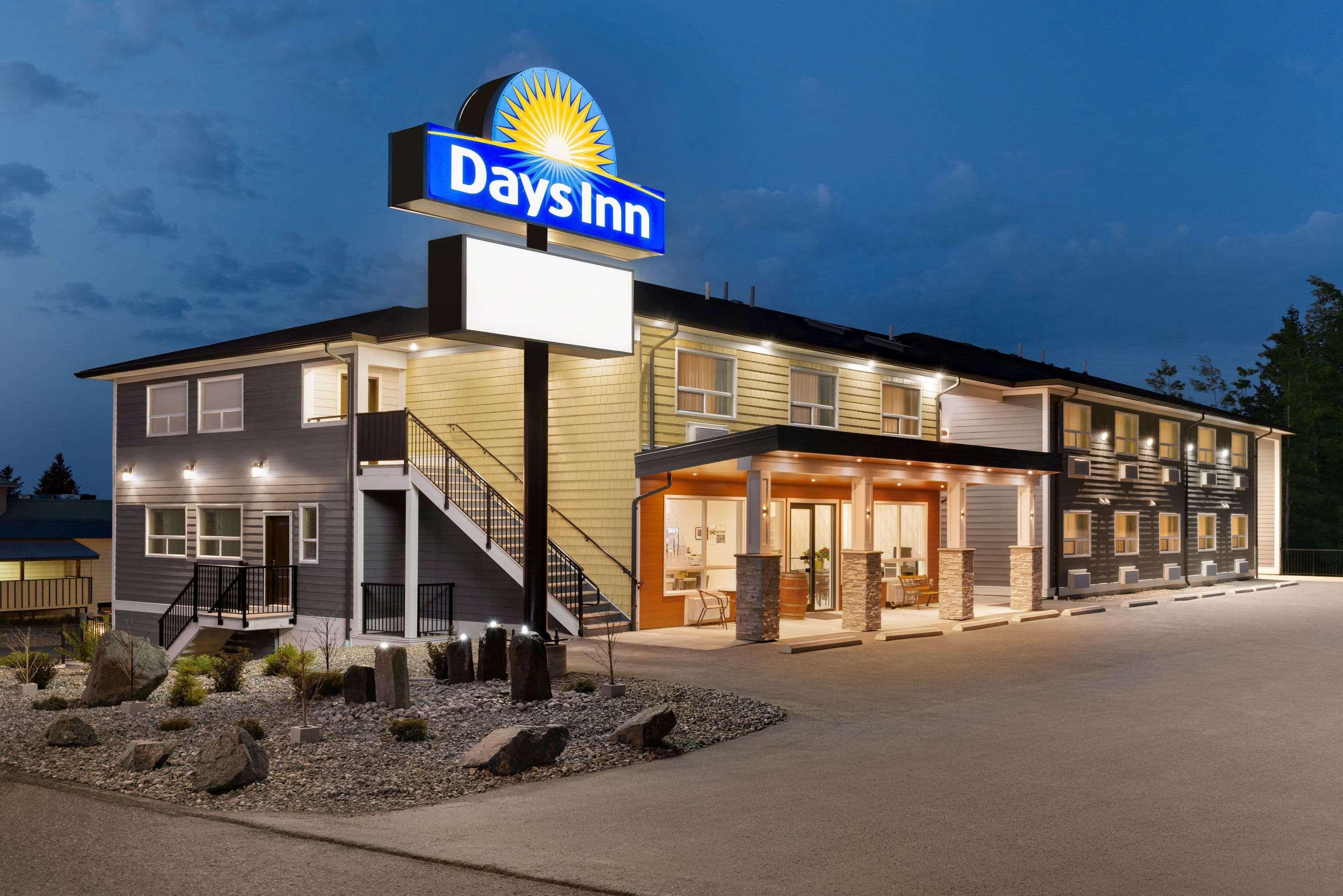 Days Inn By Wyndham 100 Mile House Экстерьер фото