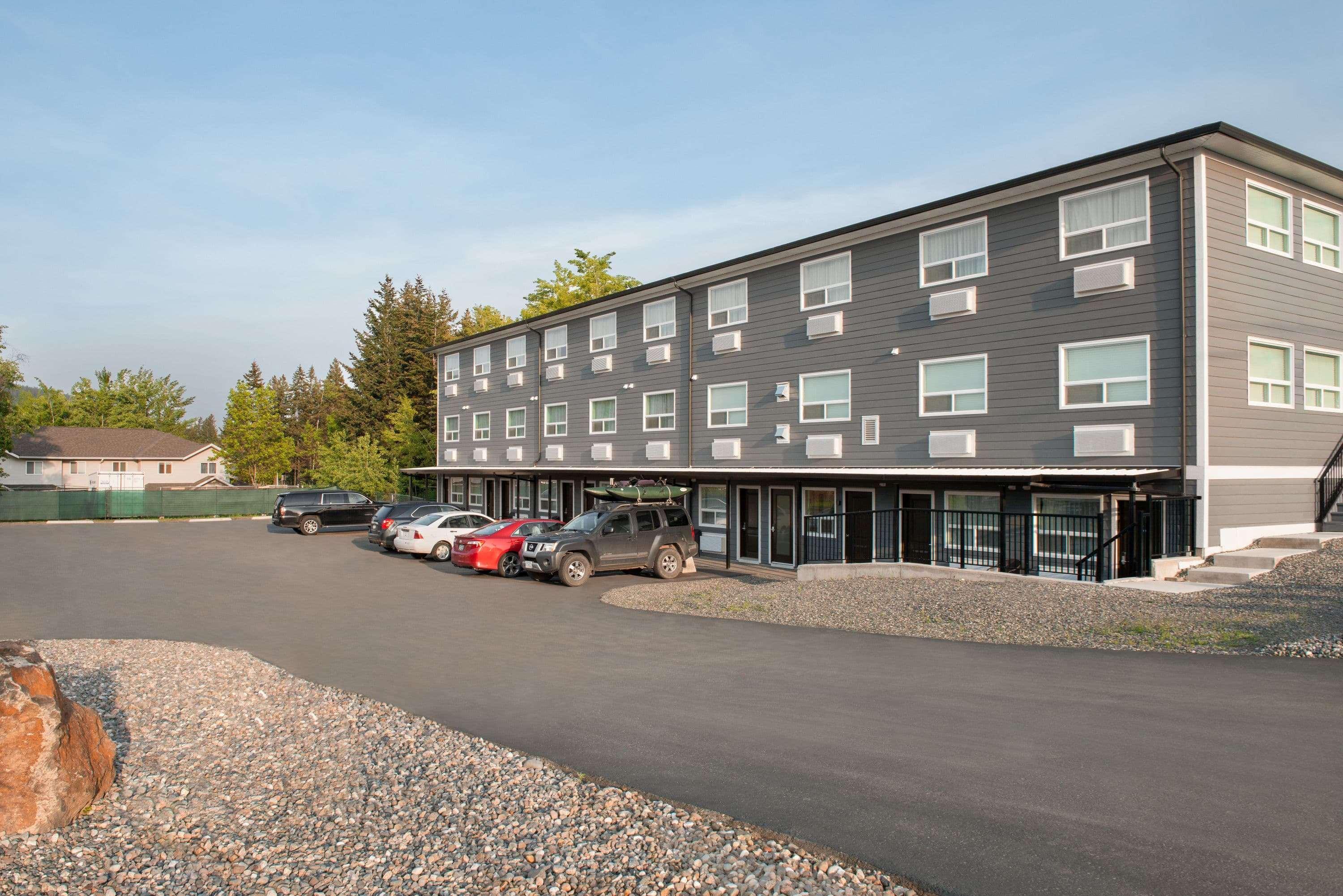 Days Inn By Wyndham 100 Mile House Экстерьер фото