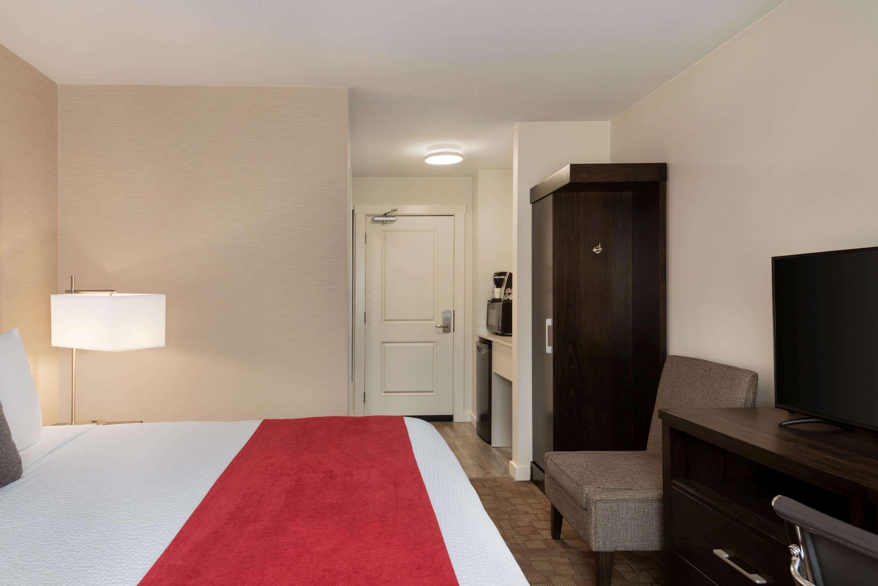 Days Inn By Wyndham 100 Mile House Экстерьер фото