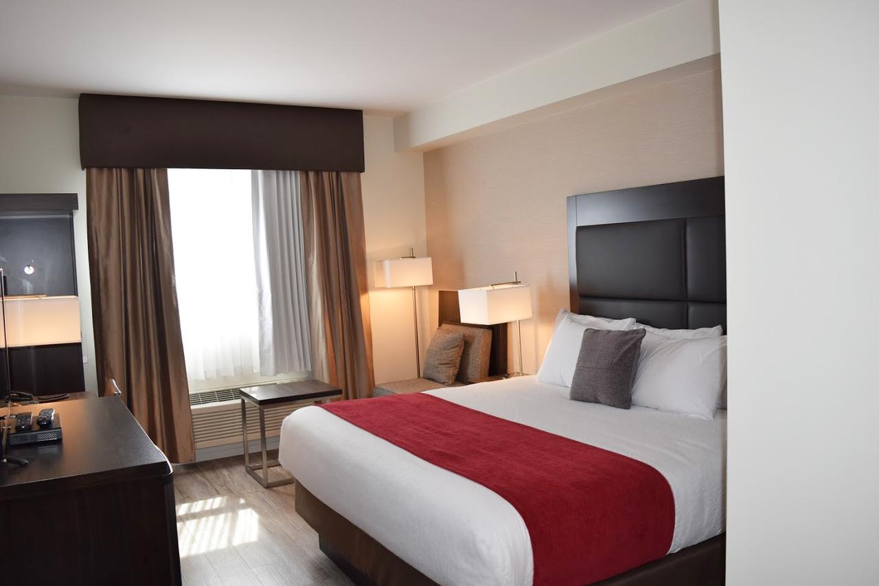 Days Inn By Wyndham 100 Mile House Экстерьер фото