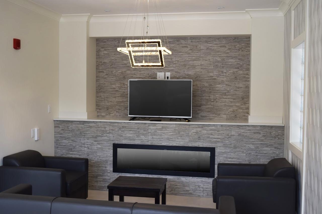 Days Inn By Wyndham 100 Mile House Экстерьер фото